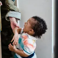 Kecemasan berpisah di hari pertama sekolah anak perlu menjadi perhatian orangtua. [Dok/Pexels.com/George Pak].