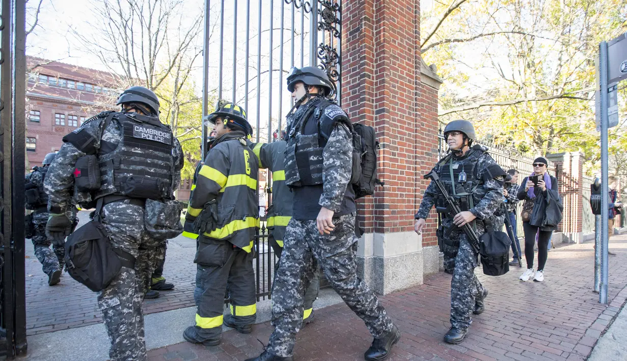 Tim Khusus Antiteroris SWAT tiba di Universitas Harvard menyusul ancaman bom di gedung yang berlokasi di Cambridge, AS, Senin (16/11). Petugas mensterilkan empat gedung di universitas terkemuka di negara adidaya tersebut. (Scott Eisen/Getty Images/AFP)