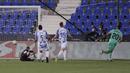 Pemain Real Madrid Marco Asensio (kanan) mencetak gol ke gawang Leganes pada pertandingan La Liga di Stadion Butarque, Leganes, Madrid, Spanyol, Minggu (19/7/2020). Pertandingan berakhir dengan skor 2-2. (AP Photo/Bernat Armangue)