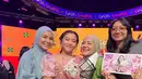 Dress tersebut dipadukan flat shoes warna pink senada dengan dressnya. Rambutnya diikat ke belakang dengan model depan belah dua. Wajahnya dipoles blush on pink senada dengan lipstik mattenya. [@meisya__siregar]