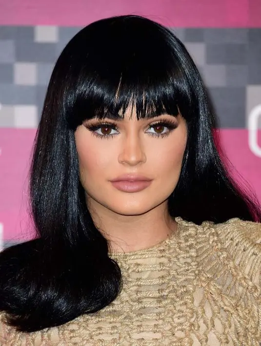 Pertama, publik cukup terkejut dengan berita kehamilan Kylie lataran ia baru berusia 20 tahun. Banyak pihak yang mengatakan, dalam usia tersebut masih tergolong sangat muda untuk Kylie mengandung seorang bayi. (AFP/Frazer Harisson)