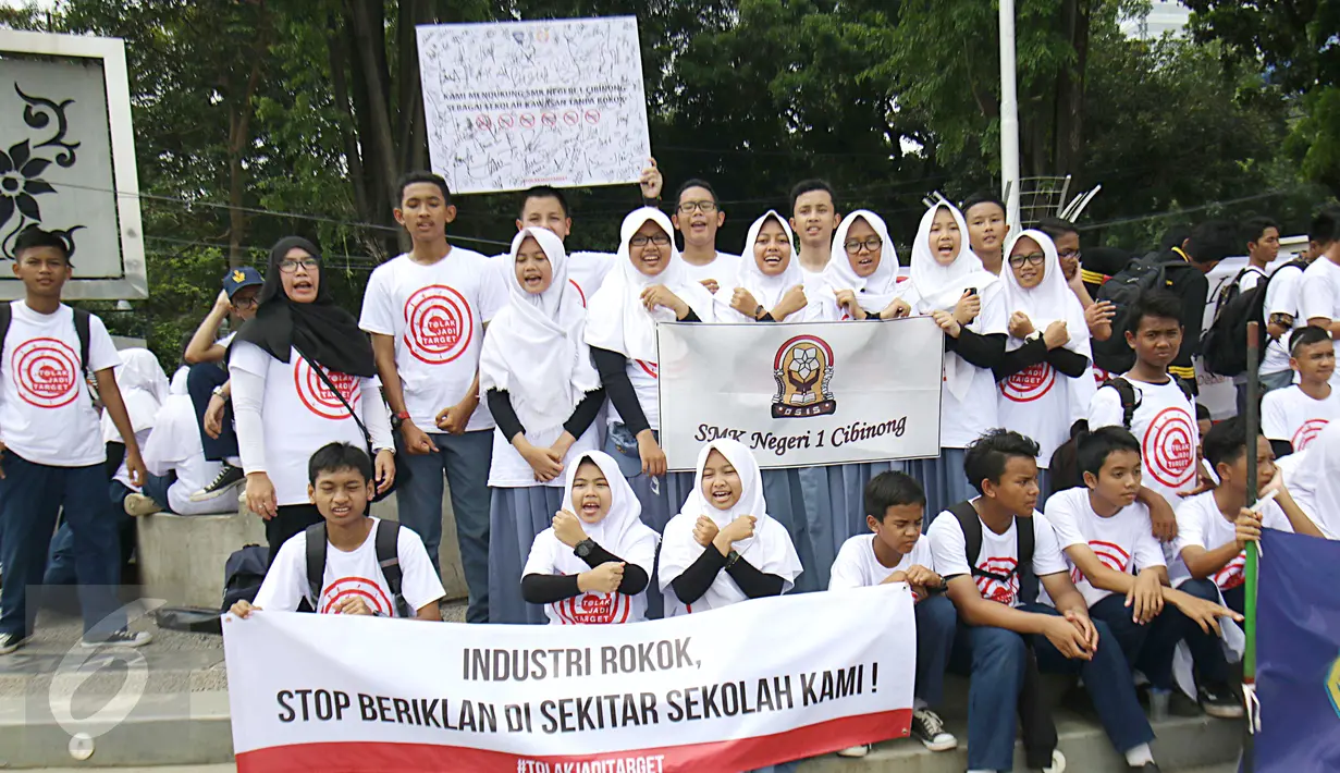 Sejumlah pelajar berfoto bersama sambil memegang spanduk saat menggelar aksinya di depan Istana Presiden, Jakarta, Sabtu (25/2). Dalam aksinya para siswa-siswi pelajar tersebut menolak jadi target dari iklan rokok. (Liputan6.com/Helmi Afandi)