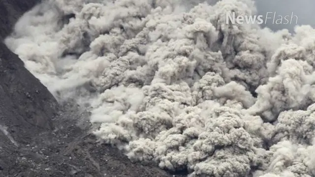 Jumat, (14/4/2017), Gunung Sinabung di Kabupaten Karo, Sumatera Utara, kembali mengalami erupsi dengan ketinggian semburan abu vulkanik bervariasi sejak Jumat dinihari