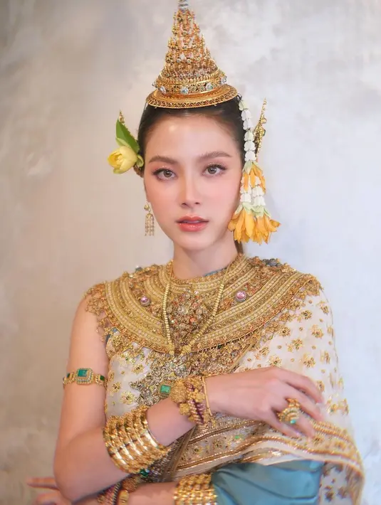 Aktris yang memiliki tinggi badan 165 cm ini terlihat begitu cantik memesona dengan Chut Thai. Chut Thai kian menyempurnakan penampilan Baifern yang terlihat anggun. Tak heran, aktris yang sering beradu akting dengan Mario Maurer ini disebut sebagai bidadari oleh fans nya sata pakai Chut Thai. (Liputan6.com/IG/@baifernbah)