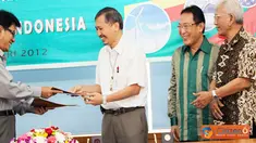 Citizen6, Cawang: diharapkan dengan kerjasama ini Universitas mampu memfasilitasi penelitian-penelitian
maupun seminar yang mendukung keberlangsungan program diversifikasi energi. (Pengirim: Agus Trimukti)