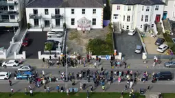 Sejak pukul 10.30 waktu setempat, ribuan orang yang terdiri dari masyarakat Irlandia dan penggemar memenuhi tepi jalan untuk memberi penghormatan terakhir kepada Sinead O’Connor. (Niall Carson/PA via AP)
