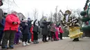 Anak-anak bersenang-senang dalam sebuah pertunjukan untuk menyambut Tahun Baru mendatang di sebuah taman di Minsk, Belarus, pada 27 Desember 2020. (Xinhua/Henadz Zhinkov)