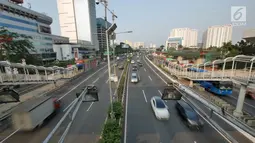 Pemandangan saat sejumlah kendaraan melintas di Jalan Tol Dalam Kota, Jakarta, Senin (11/6). H-4 Lebaran sejumlah ruas tol di Jakarta ramai lancar. (Liputan6.com/Herman Zakharia)