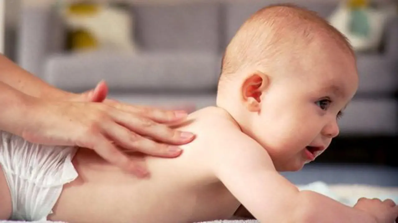 Memijat bayi/copyright babycenter.com