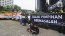 Aktivis dari Indonesia Corruption Watch (ICW) melakukan aksi teatrikal menolak kehadiran pimpinan KPK bermasalah di depan Gedung Merah Putih KPK, Jakarta, Jumat (20/12/2019). Aksi penolakan digambarkan dengan keberadaan dua dukun yang tengah mengusir roh jahat. (merdeka.com/Dwi Narwoko)