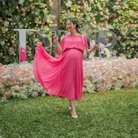 Dress tersebut hadir dengan detail lipit dan bahan flowy yang jatuh dan nyaman untuk bumil. [@jscmila]