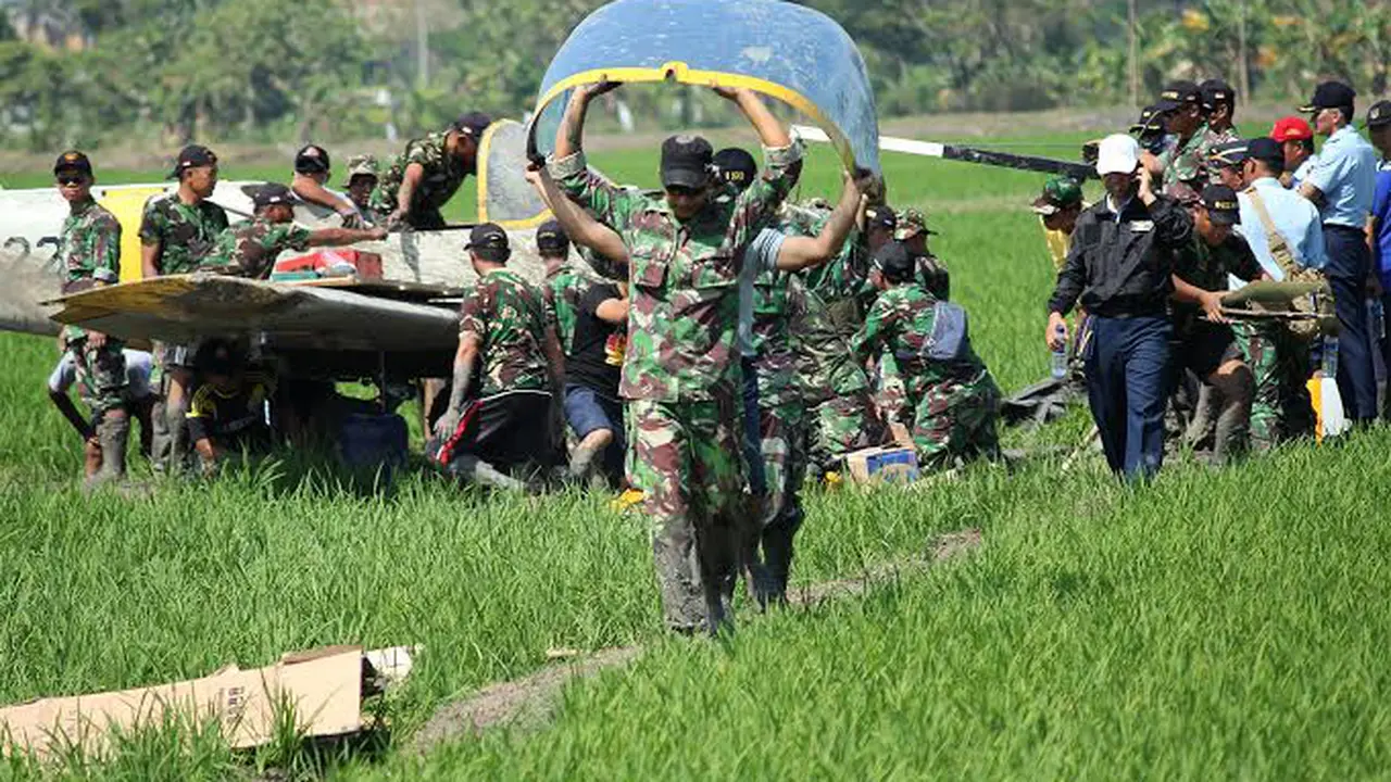 Pesawat latih jatuh