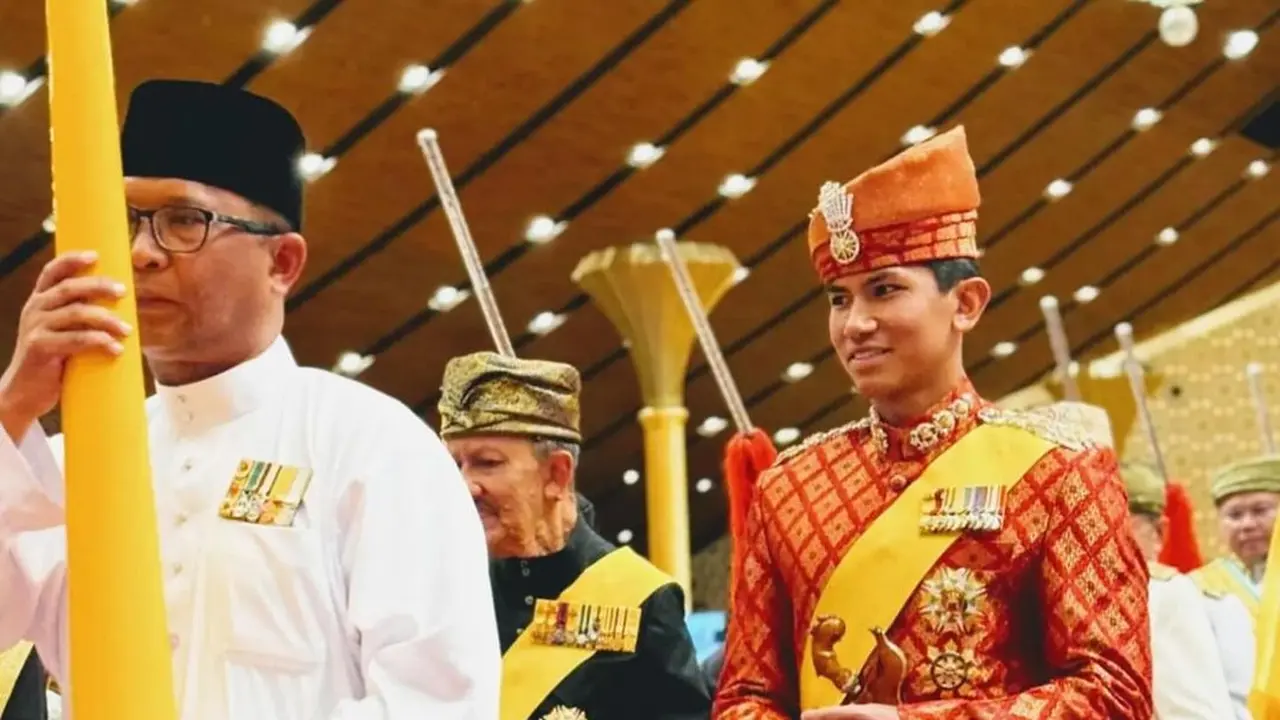 6 Gaya Serasi Pangeran Abdul Mateen dan Anisha Rosnah Dibalut Baju Pengantin Tradisional Sepangadak Merah di Prosesi Istiadat Berbedak