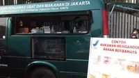 Balai Pengawas Obat dan Makanan (POM) DKI Jakarta aktif memeriksa keamanan jajajan masyarakat di area car free day (CFD). (Liputan6.com/Risa Rahayu Kosasih)