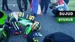 Pebalap asal Malaysia, Azlan Shah Kamaruzaman melakukan sujud syukur setelah menjuarai ARRC 2017 kelas supersport 600.