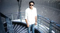 Enggak selalu baju santai, kacamata hitam juga bisa dipadukan dengan pakaian semi forma, yaitu kemeja. Menggunakan kemeja putih, celana jenas dan kacama hitam penampilan casual namun elegan terlihat dari aktor kelahiran 27 Desember 1996 ini. (Liputan6.com/IG/@megantaraaa)