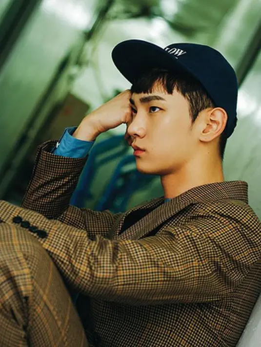 Key sebagai MC dalam acara tersebut dan mengambil trofinya itu dalam mewakili kehadiran SHINee. Key menyampaikan sebuah sambutan untuk para penggemarnya. (Instagram/shine.1of1)