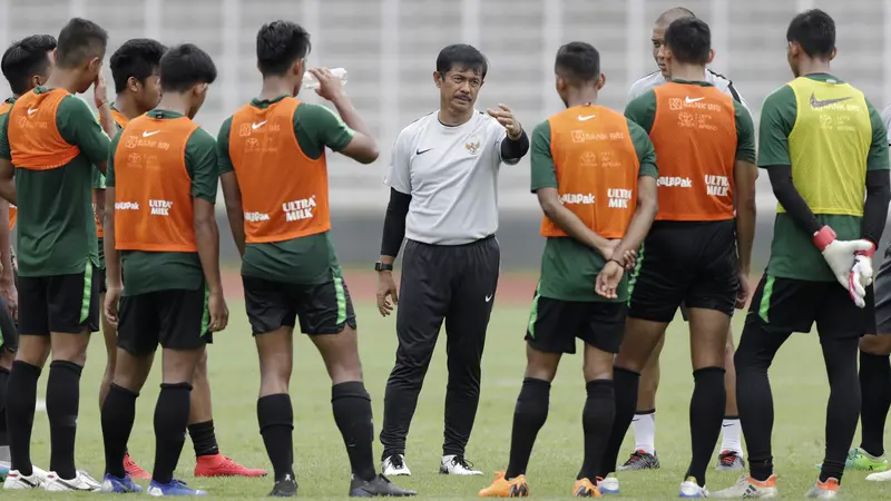 Pelatih Timnas Indonesia U-22, Indra Sjafri, memberikan instruksi kepada para pemainnya. (Bola.com/Yoppy Renato)