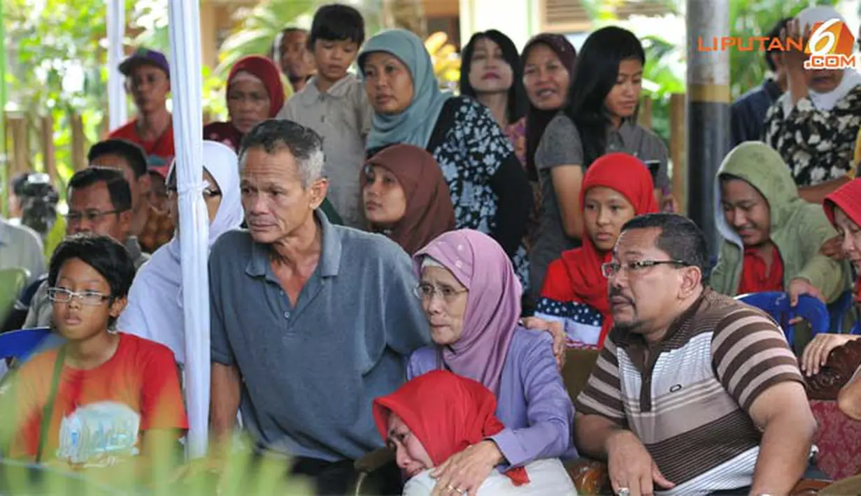 Ekspresi keluarga Ganjar Pranowo saat menyaksikan quick count di televisi