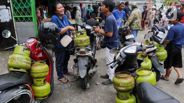 Warga Antre untuk Dapatkan LPG Subsidi 3 Kg