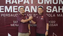 Sadikin Aksa (kiri) salam komando dengan Munafri Arifuddin (kanan). Sadikin kini menjabat Direktur Utama PT PSM menggantikan Munafri. (Bola.com/Nandang Permana)
