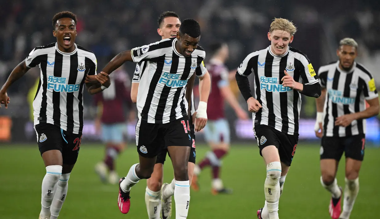 Selebrasi pemain Newcastle United setelah Alexander Isak mencetak gol ke gawang West Ham United dalam pertandingan lanjutan Liga Inggris 2022/2023 yang berlangsung di London Stadium, Rabu (5/4/2023). (AFP/Justin Tallis)