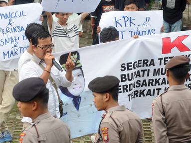 Aktivis Suara Pemuda Anti Korupsi (Speak) berunjuk rasa di depan Gedung KPK, Jakarta, Senin (21/1). Aktivis menutut KPK segera memanggil Bupati Muaro Jambi Masnah Busyroh dan menetapkannya sebagai tersangka. (Merdeka.com/Dwi Narwoko)