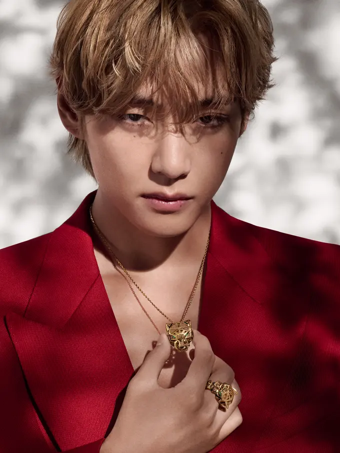 Baru Jadi Wajah Baru Cartier, V BTS Bikin Kalung Emas Rp400jutaan Habis Terjual
