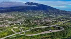 Foto udara memperlihatkan ruas Jalan Tol Bogor-Ciawi-Sukabumi (Bocimi) dengan latar belakang Gunung Salak di Cibadak, Kabupaten Sukabumi, Jawa Barat, Jumat (31/10/2025). Pembangunan jalan tol Bogor–Ciawi–Sukabumi (Bocimi) terus dikembangkan, dan kini memasuki seksi 3 yang menghubungkan Cibadak–Sukabumi Barat sepanjang 13,7 kilometer. (merdeka.com/Arie Basuki)