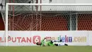 Kiper Persiraja Banda Aceh, Fakhurrazi.tidak dapat menjangkau bola hasil tendangan Ilja Spasojevic. (Bola.com/Ikhwan Yanuar)