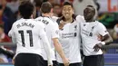 Striker Liverpool Sadio Mane (kanan) melakukan selebrasi dengan rekanya usai mencetak gol ke gawang AS Roma dalam pertanding semifinal Liga Champions di Stadion Olimpico, Roma (2/5). (AP Photo/Andrew Medichini)