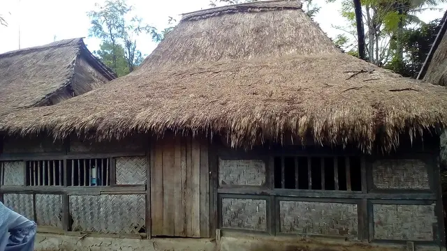 Rumah Suku Sasak Ende