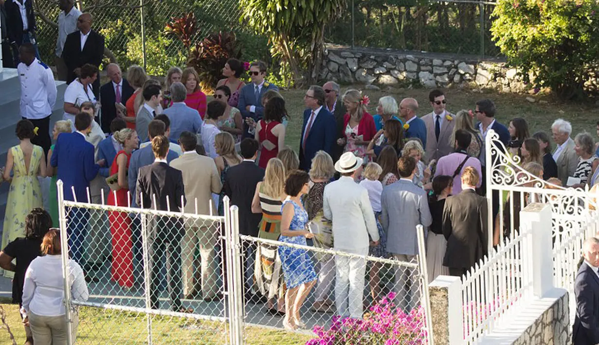 Pasangan Meghan dan Harry tampak begitu serasi, tampan dan cantik. Harry dengan setelan jasnya berwrna Navy sedangkan Meghan mengenakan dress yang bermotif bunga-bunga. (doc.dailymail.com)