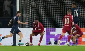 Pemain PSG Khvicha Kvaratskhelia (kiri) mencetak gol pada laga leg pertama perempat final Liga Champions antara PSG vs Liverpool di Paris, Rabu, 8 April 2026. (AP Photo/Thibault Camus)
