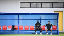 Penyerang Belgia, Romelu Lukaku bersama Eden Hazard saat mengikuti sesi latihan tim di Dedovsk, Moskow, (8/7). Belgia akan bertanding pada semifinal Piala Dunia 2018 melawan Prancis. (AFP Photo/Franck Fife)