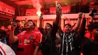 Fans Manchester United melakukan selebrasi saat acara Roaring night MU vs Liverpool di Pitch 98, Kemang, Jakarta Selatan, Minggu (7/4/2024). (Bola.com/M Iqbal Ichsan)
