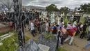 Keluarga dan kerabat mengantarkan jenazah Jose Francisco Guerrero untuk dimakamkan di San Cristobal, Tachira State, Venezuela (19/5). (AFP/Luis Robayo)