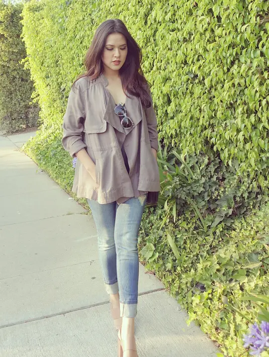 Kalau yang satu ini, ripped jeans berwarna birunya dipadukan Raisa dengan outer berwarna coklat susu.  (Instagram/raisa6690)