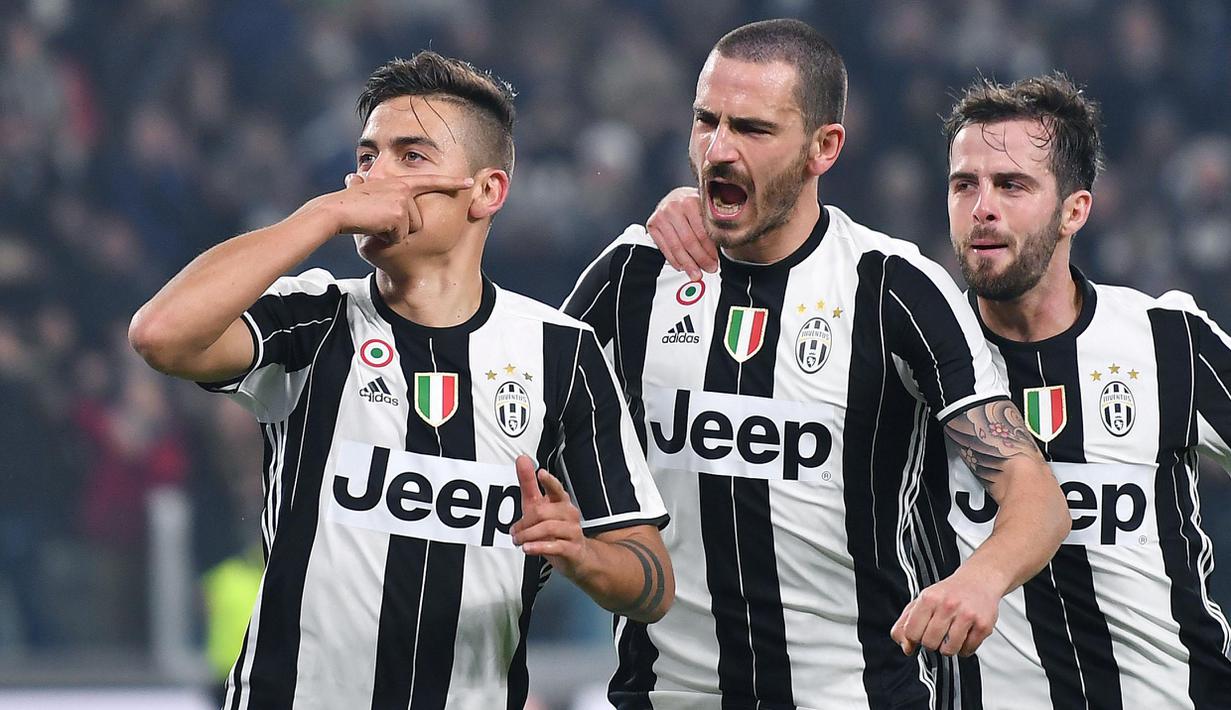 Paulo Dybala  (kiri) merayakan golnya ke gaawang SSC Napoli bersama rekan-rekannya pada leg pertama semifinal Coppa Italia di Juventus Stadium, Turin, (28/2/2017). Juventus menang 3-1. (EPA/Alessandro Di Marco)