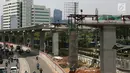Jajaran tiang  beton proyek LRT di Jakarta, Kamis (6/9). Melemahnya nilai tukar rupiah terhadap dolar AS berdampak terhadap proyek infrastruktur. (Merdeka.com/Imam Buhori)