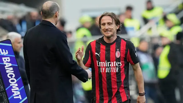 Pemain AC Milan, Luka Modric, berjabat tangan dengan pelatih AC Milan, Massimiliano Allegri