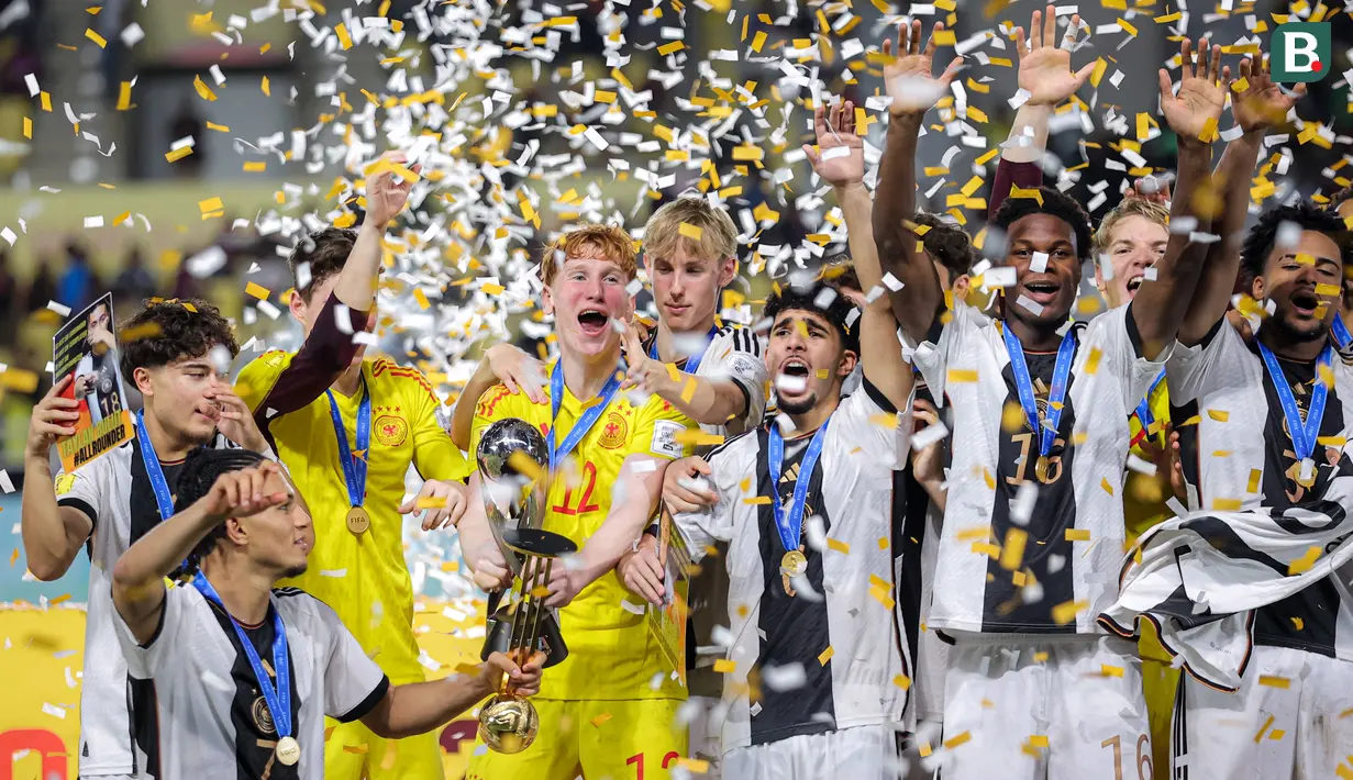 <p>Jerman U-17 berhasil mengangkat trofi juara Piala Dunia U-17 2023 setelah mengalahkan Prancis U-17 lewat drama adu penalti, Sabtu (2/12/2023) malam WIB. Bertanding di Stadion Manahan, Konstantin Heide jadi man of the match serta menjadi pahlawan kemenangan Der Panzer. (Bola.com/Bagaskara Lazuardi)</p>