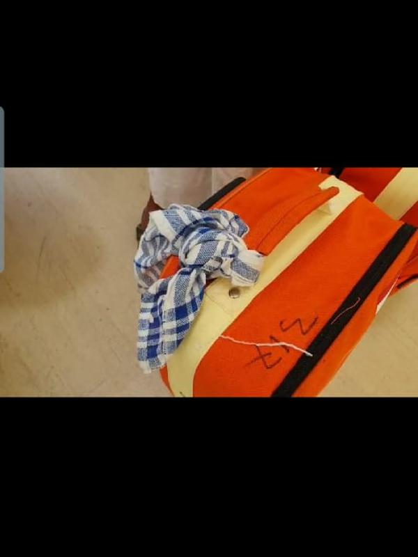 Jemaah haji mengingatkan centong nasi pada koper bawaan miliknya. Winda Satriana/MCH