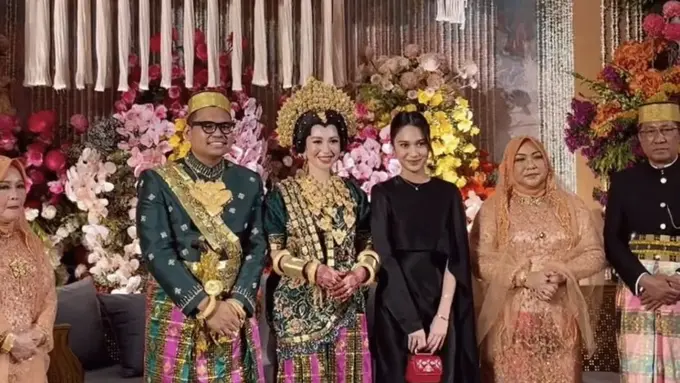 Tampilan Elegan Azizah Salsha saat Kondangan Wakil Ketua MPR RI