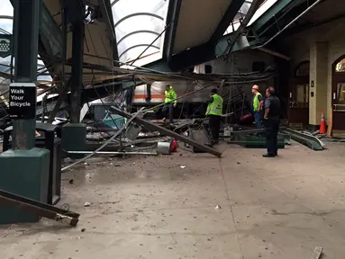 Petugas mengamati kereta komuter yang tergelincir dan menabrak peron Stasiun Hoboken, New Jersey, Kamis (29/9). Satu orang tewas akibat kecelakaan yang terjadi di jam sibuk dan lebih dari 100 orang terluka. (Courtesy of Corey Futterman via REUTERS)