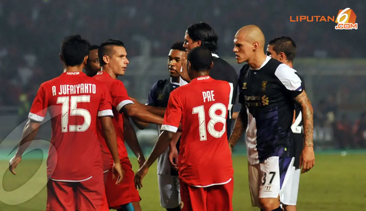 Sempat terjadi keributan kecil antara bek Liverpool Martin Sktel dengan pemain Indonesia XI Victor Igbonefo (Liputan6.com/Helmi Fithriansyah)