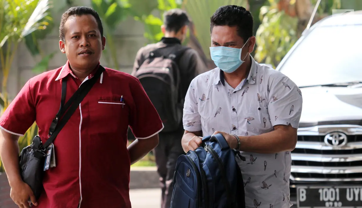 Kepala Kantor Imigrasi Kelas I Mataram Kurniadie (kanan) tiba di Gedung KPK, Jakarta, Selasa (28/5/2019). Kurniadie tiba di Gedung KPK sekitar pukul 14.20 WIB. (Liputan6.com/HO/Joni)