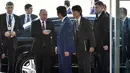 Presiden Rusia Vladimir Putin (Kedua Kiri) disambut oleh Perdana Menteri Jepang Shinzo Abe (tengah) setibanya kediaman Abe di Tokyo, Jepang, Jumat (16/12). Jepang dan Rusia rencananya akan membahas soal sengketa wilayah. (REUTERS / Frank Robichon)