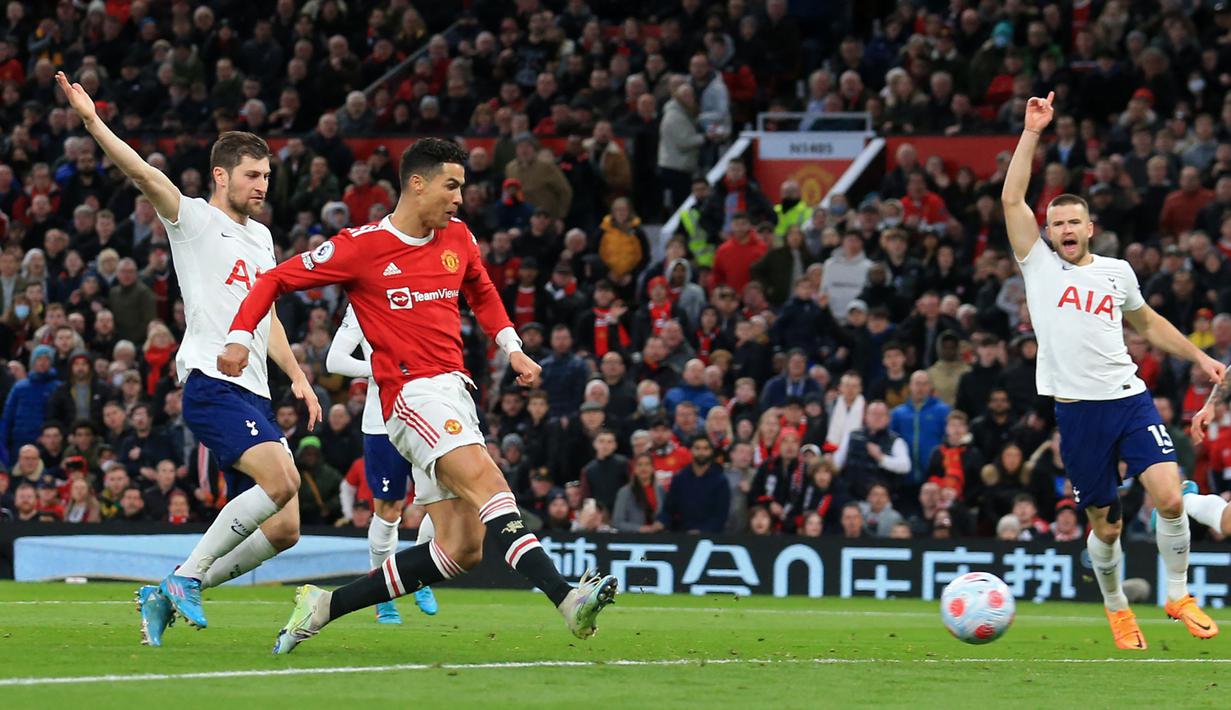 <p>Ketajaman Cristiano Ronaldo di Old Trafford musim ini dibuktikan dengan dua kali hattricknya ke gawang Tottenham Hotspur (12/3/2022) dan Norwich City (16/4/2022). (AFP/Lindsey Parnaby)</p>