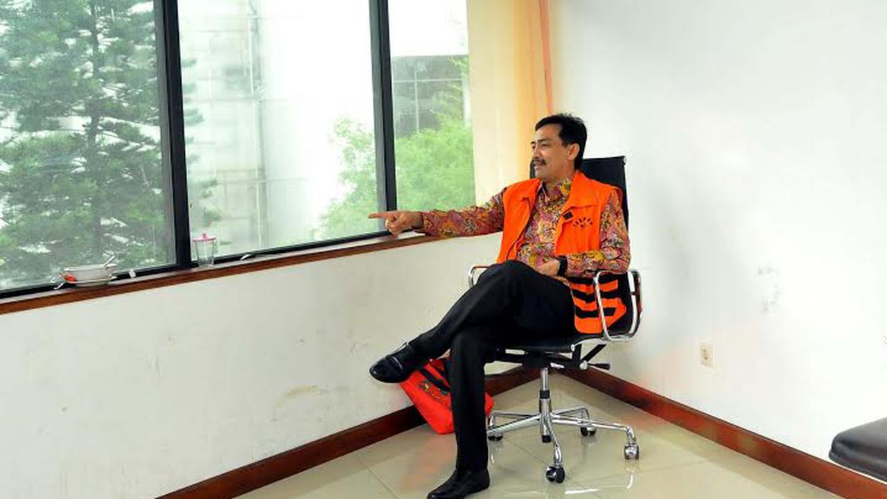 [FOTO] Andi Mallarangeng Tampak Tegang di Sidang Perdana